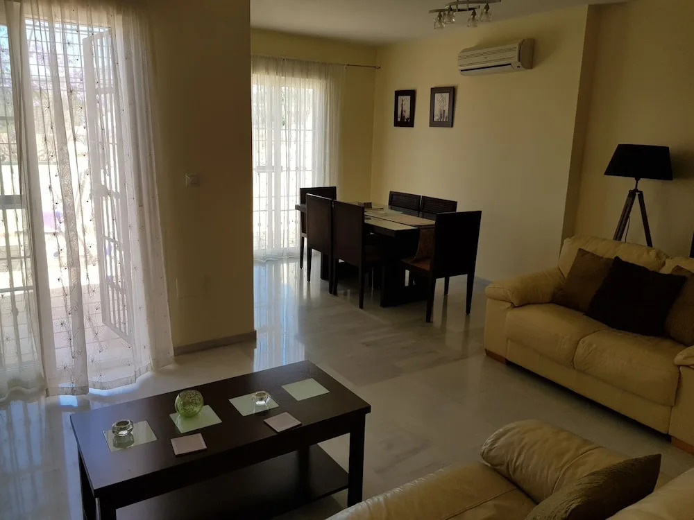 Modern 2 Bedroom Holiday Home