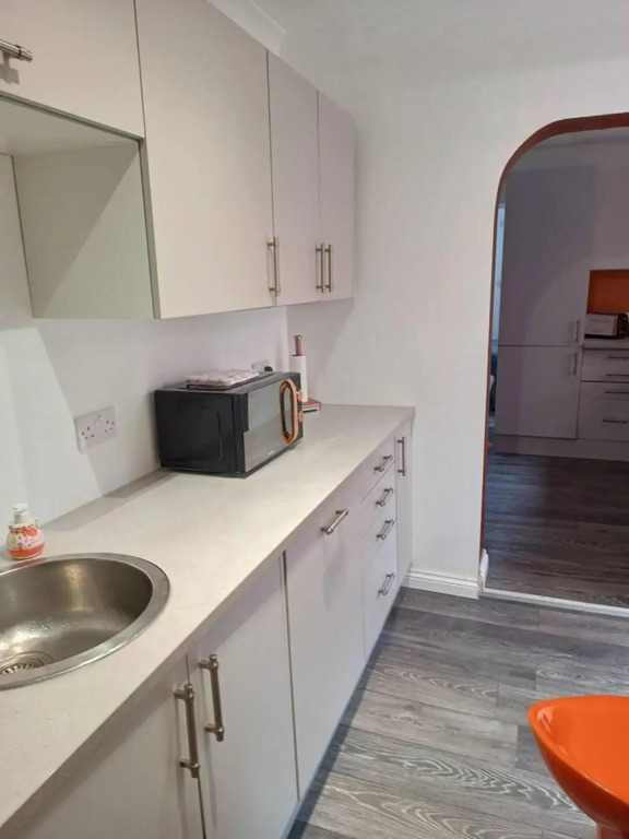 Beach Apartment - Sleeps 4, Garden & Parking