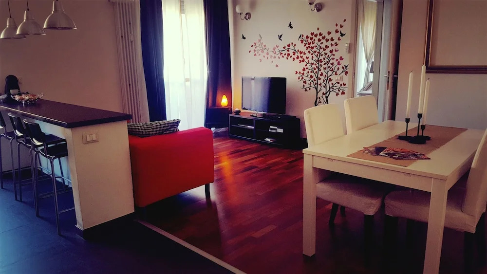 The Red Suite in Florence with Free Parking