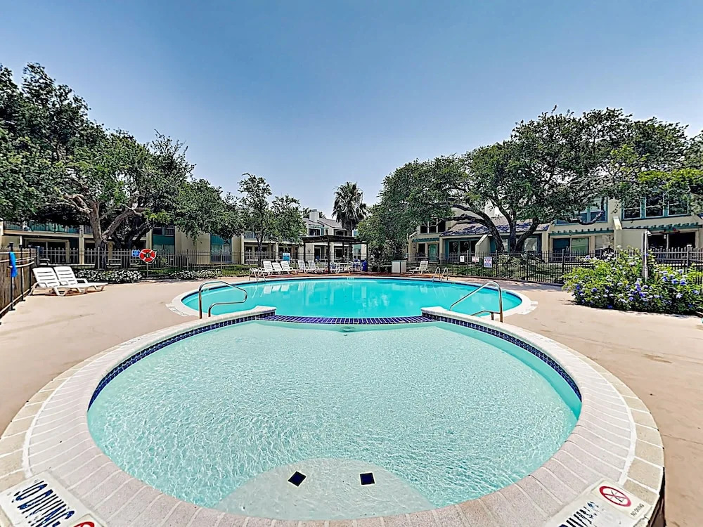 New Listing! Remodeled W/ Pool, Pier, Tennis 3 Bedroom Condo