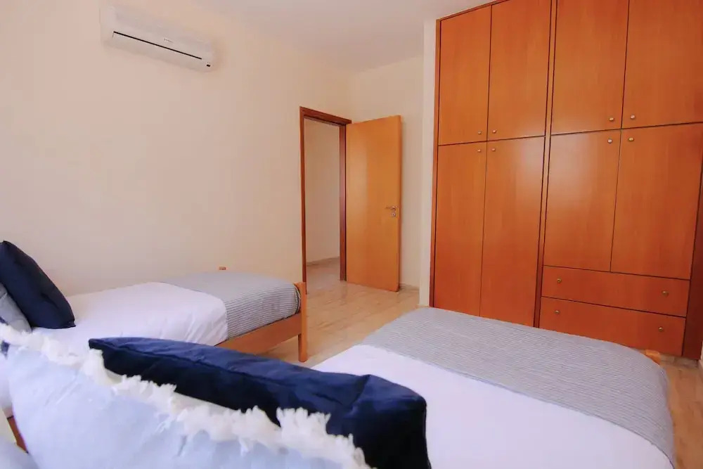 Phaedrus Living: Universal City Flat Alina