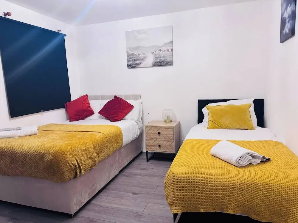 Stylish 1 Bed Flat Lakeside Shopping Mall