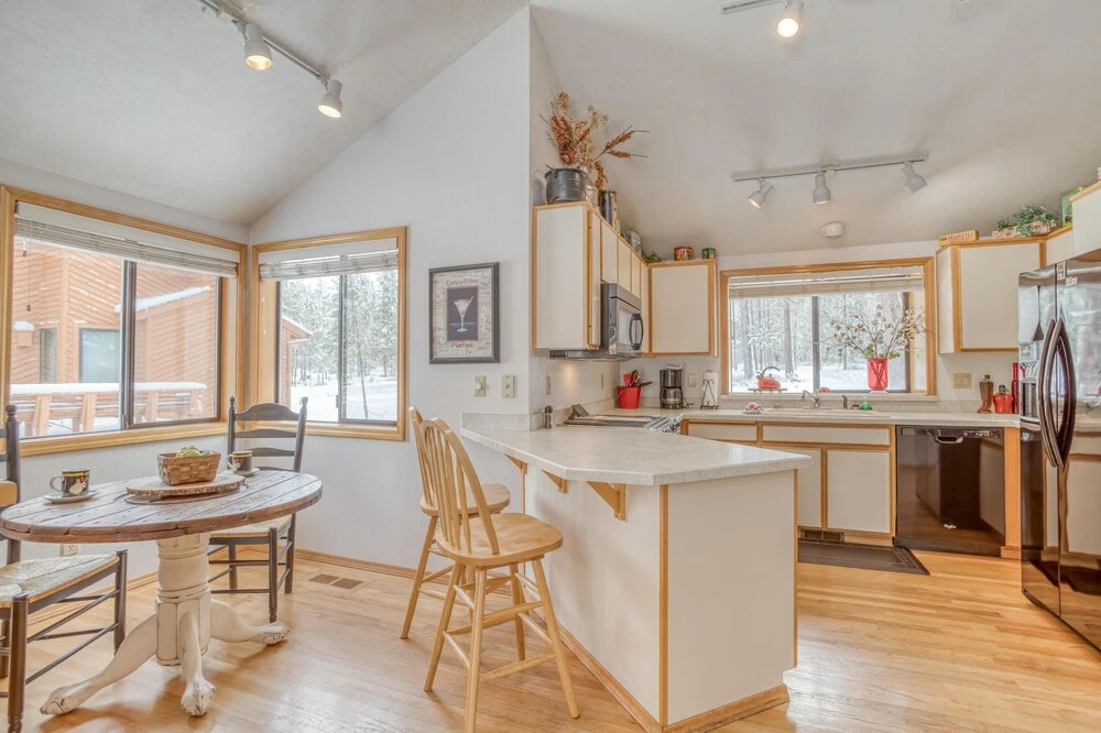Tranquil Retreat with Outdoor Deck and Gas Fireplace - Inviting Haven