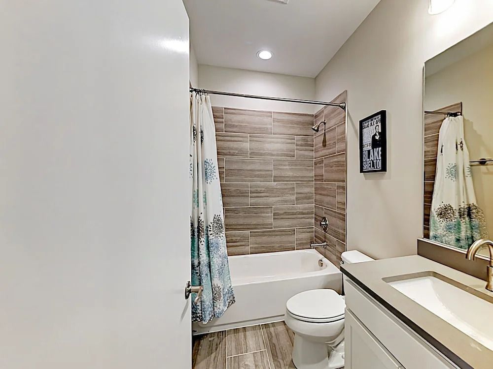 New Listing! Newly Built Townhome W/ Skyline Views 2 Bedroom Townhouse