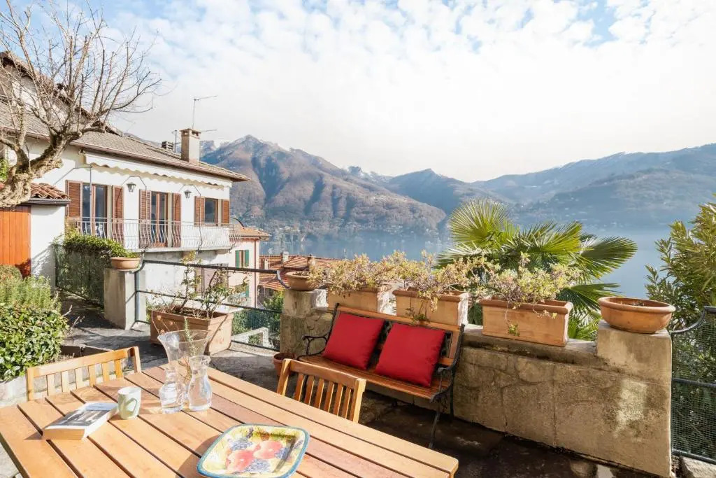 Design Apartment with Lake View!