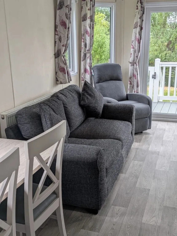 Static Caravan 2 Bed Sleeps 6 Overlooking Water