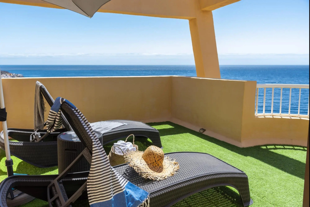 Beachfront triplex with swimming pool parking