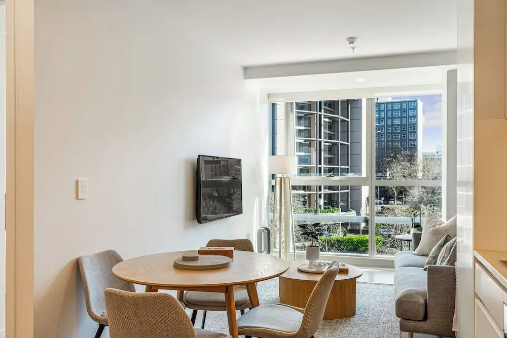 Chic Central Apt with Gym and Pool by Zodiak Stays