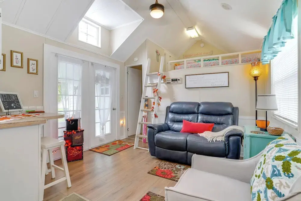 Lakeland Cottage w/ Pool Access + Screened Porch!