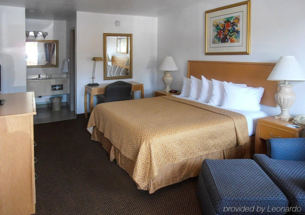 Desert Sands Inn & Suites