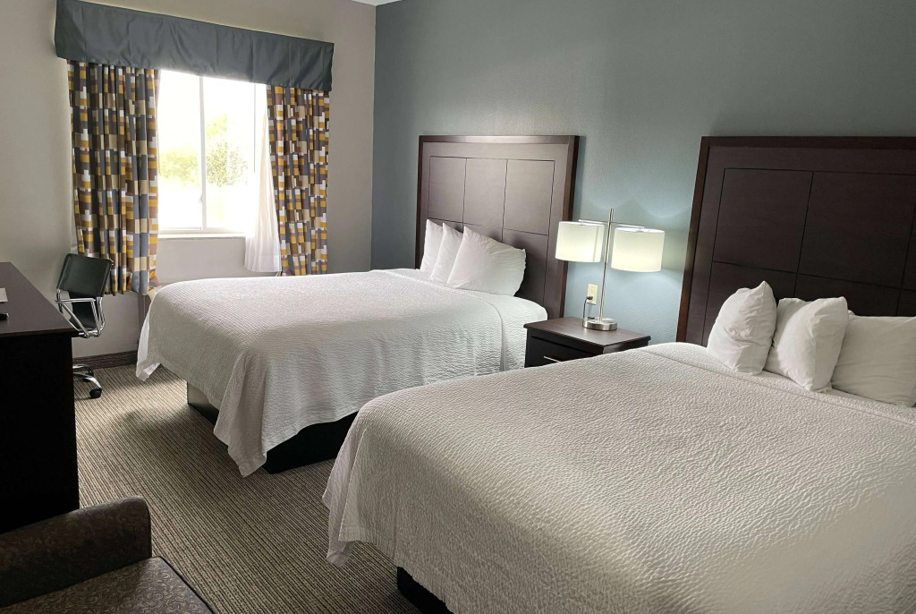Days Inn & Suites by Wyndham Cleburne TX