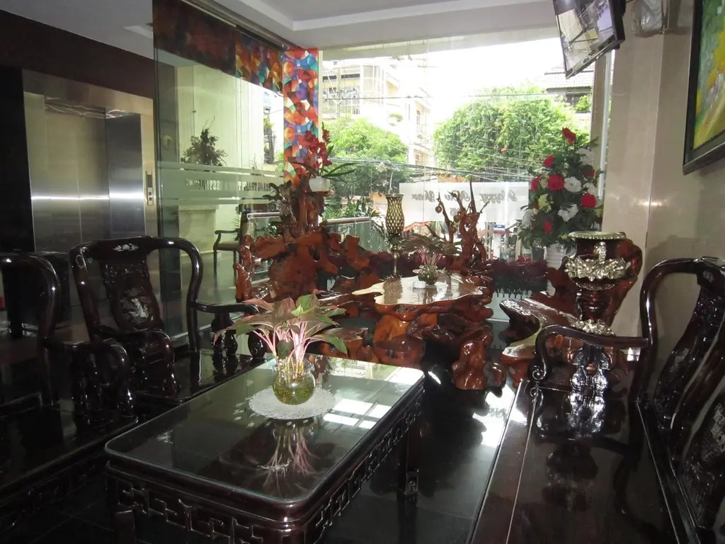 Pink Suite Saigon Airport Hotel