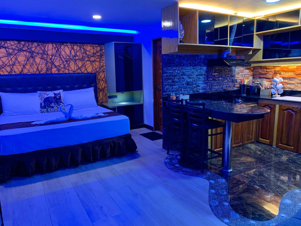CLOCKWORKORANGE Luxury Suites 4-Minutes Away To Airport