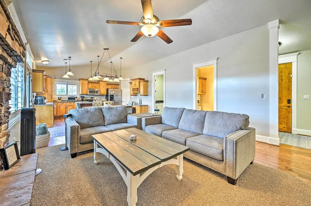 Bellemont Family Home w/ Hot Tub & Playground Set
