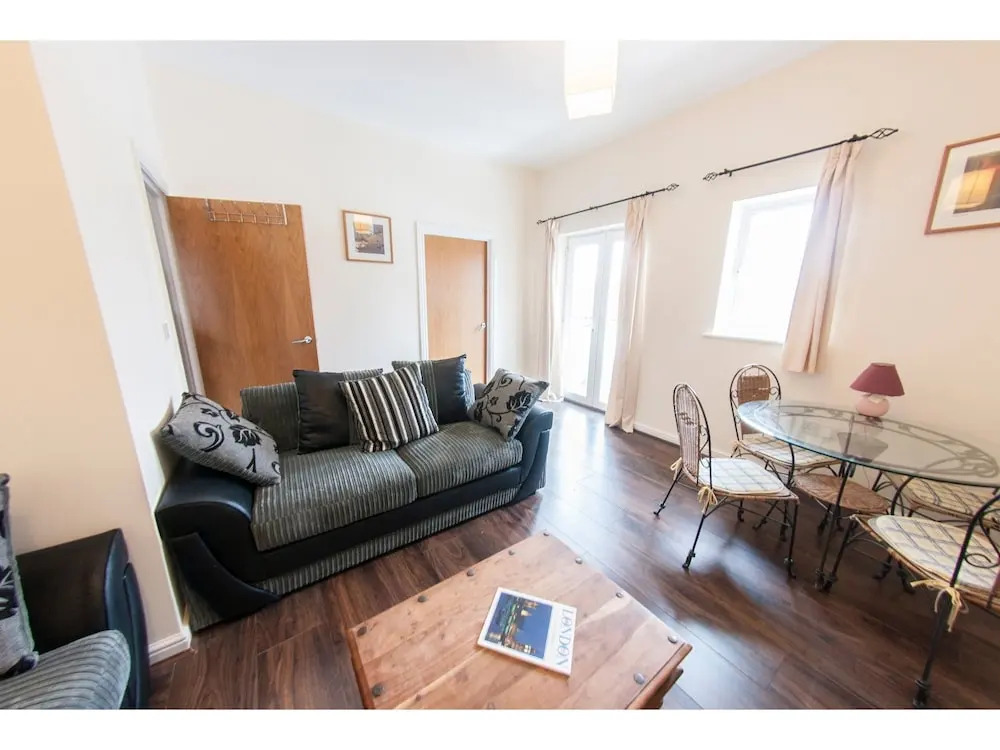 Newly Redecorated 2BR Victoria Docks Flat for 4