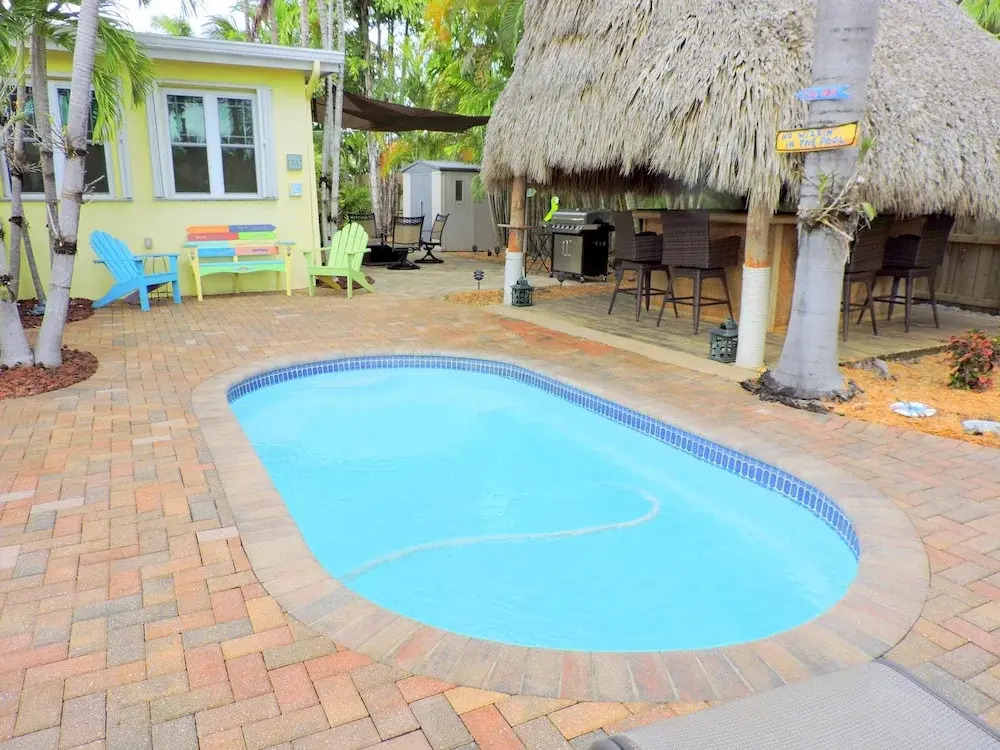 Tiki Getaway 3/2 for 8 Heated Pool, Tiki Hut, Bar
