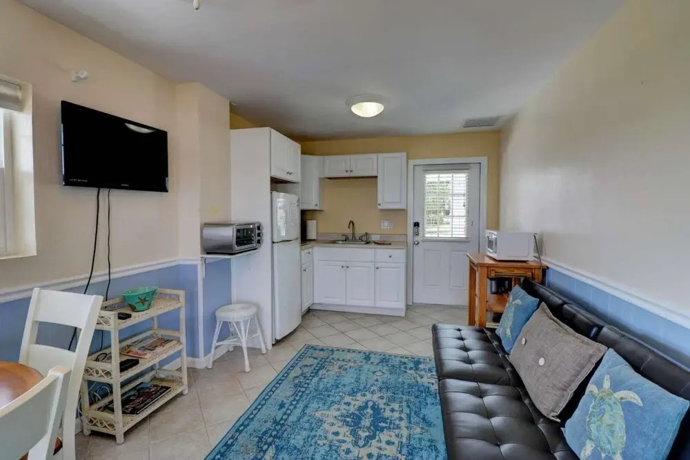Bayside Bungalow 1 - Large Screened Lanai With Beautiful Bay Views
