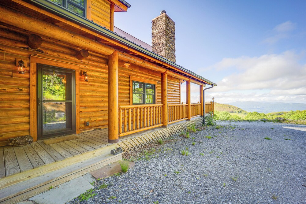 Stunning Cabin w/ Fire Pit in Banner Elk!