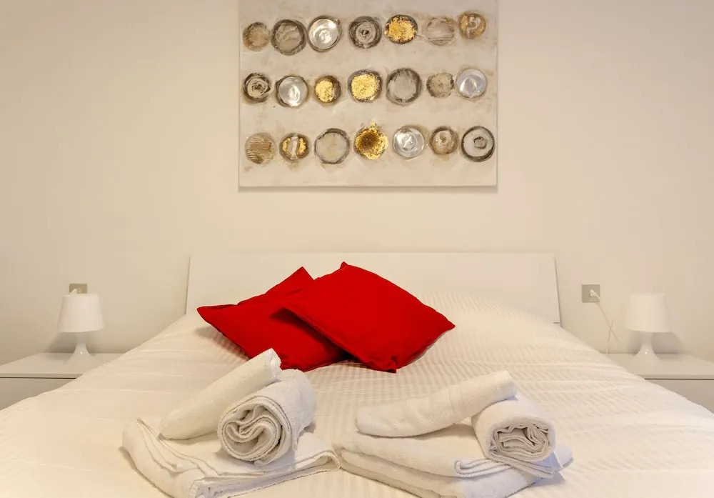Bright 1 Bedroom near MM1