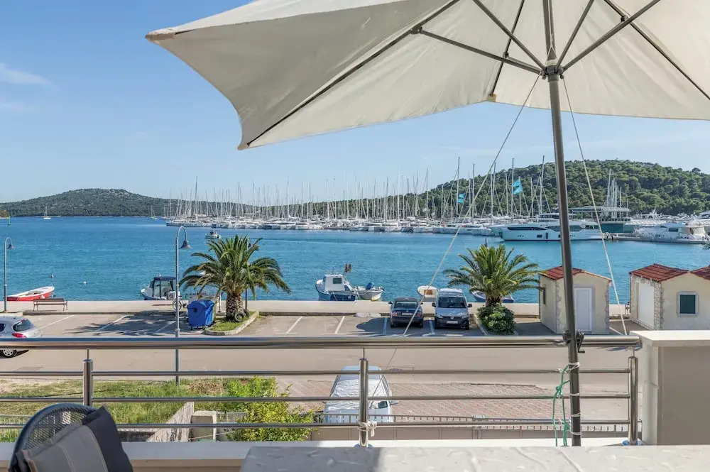 Seafront apt With Terrace, 4 Bedrooms and Mooring