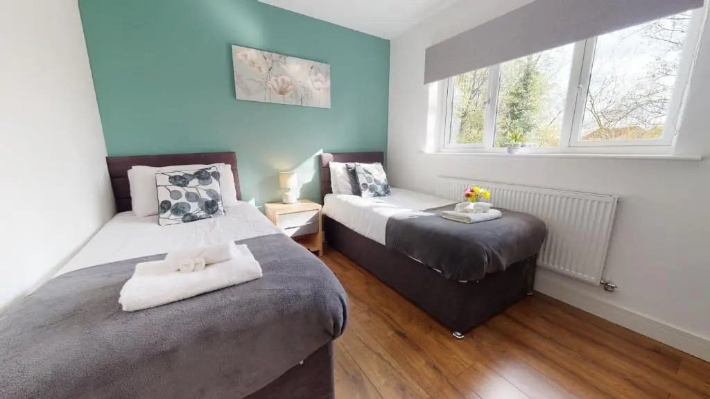 Beautiful & Spacious with 2 Free Parking Spaces By Srk Accommodation