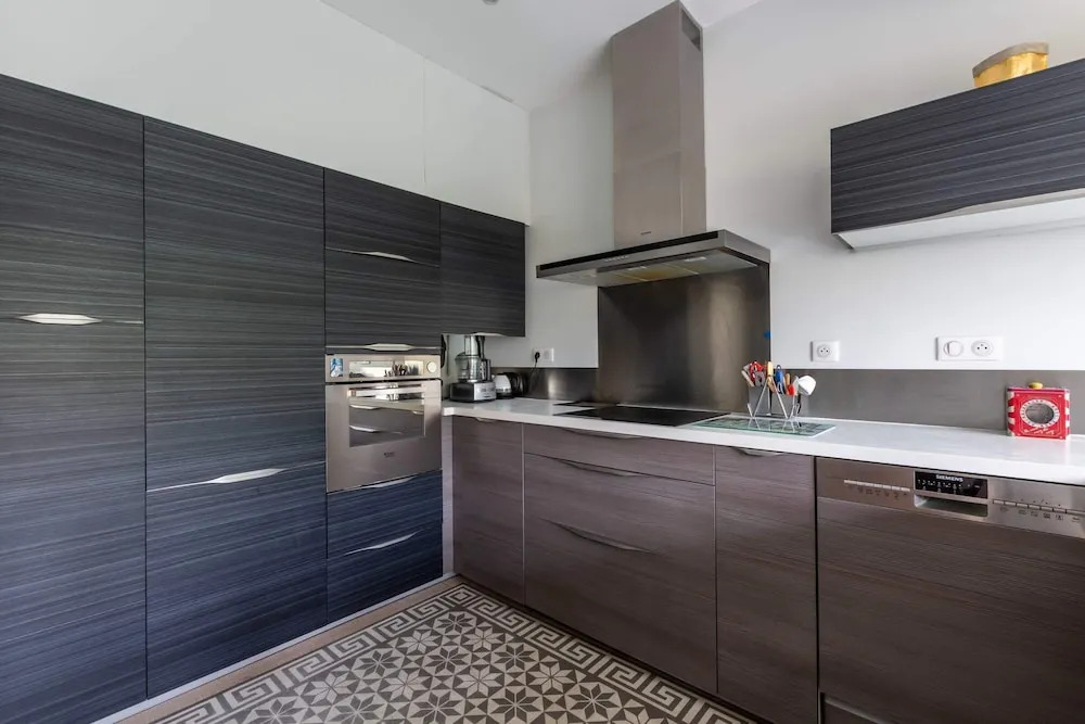 Bright 3BR Apartment With Garden in Gambetta
