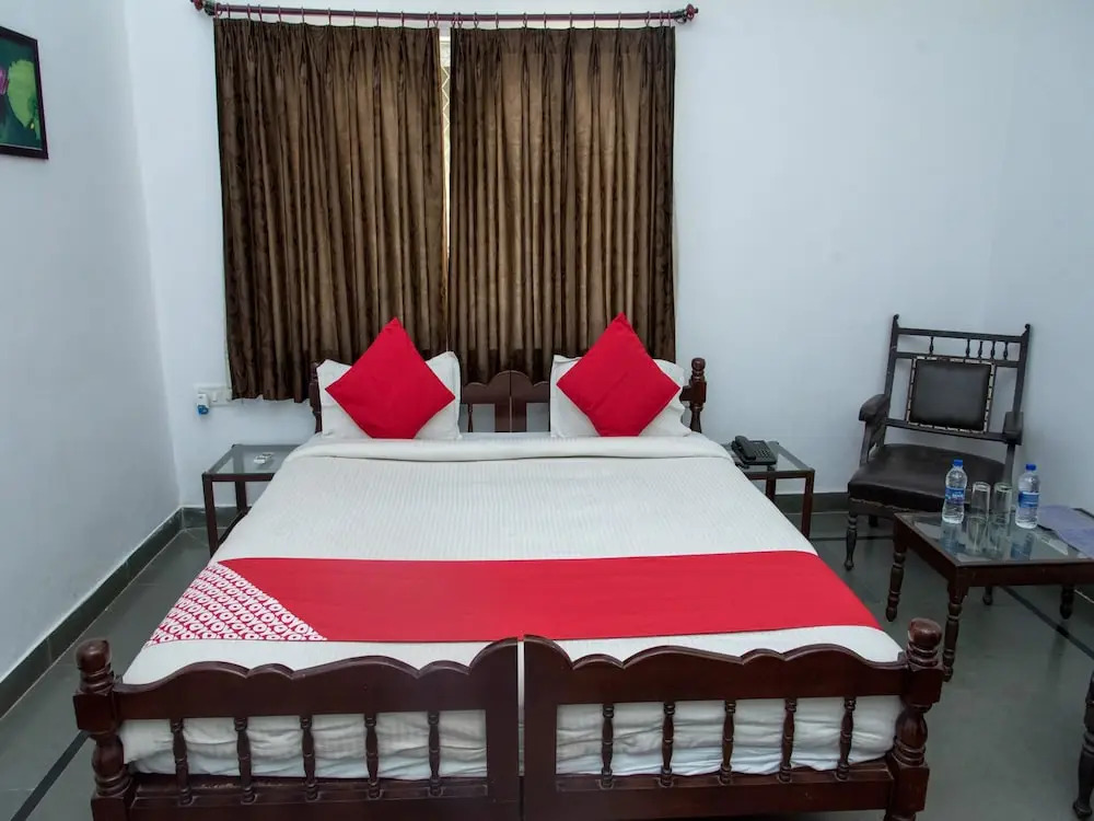 OYO 14119 Hotel Manwar