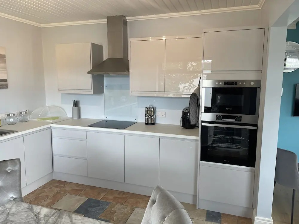 Beautiful 3-bed House in Sunny Killough Down