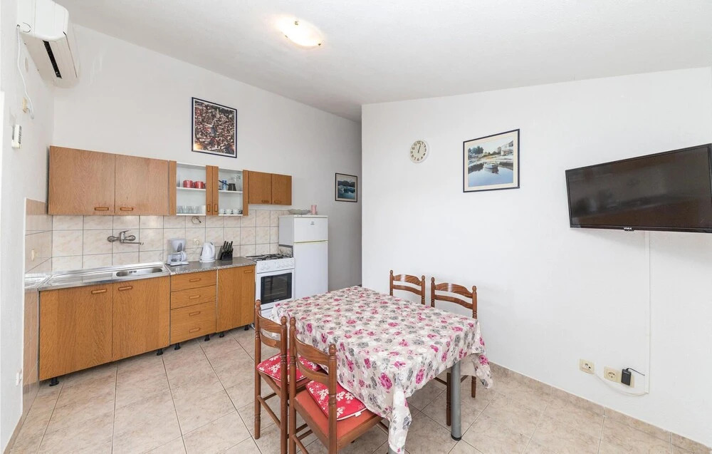 Nice Apartment in Vinisce With 2 Bedrooms and Wifi