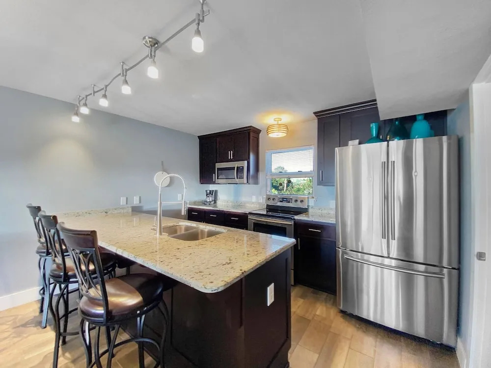 Shoreline Townhomes #10 - 2 Br townhouse by RedAwning