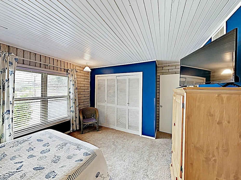 New Listing! Coastal-chic - Pool & Balconies 3 Bedroom Condo