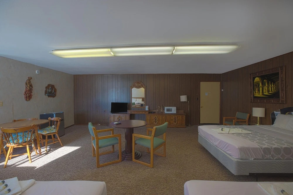 Love Hotels Tomahawk by OYO at Lake Mohawksin WI