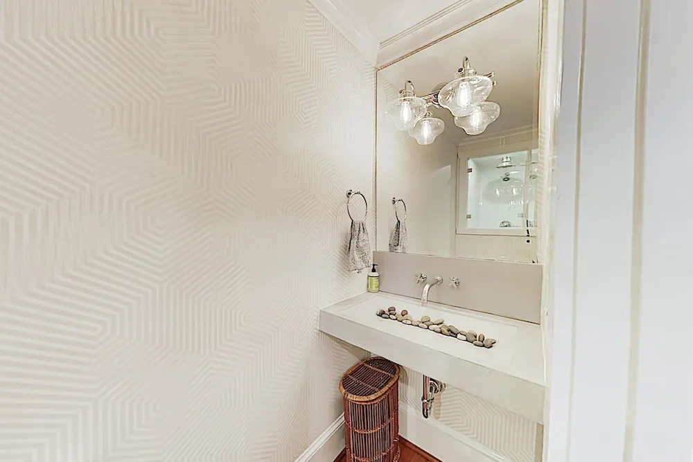 Super-chic Riverside - 2 Blocks From Water 1 Bedroom Condo