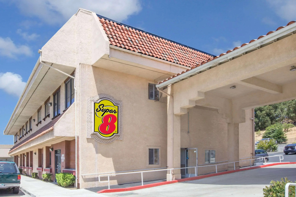 Super 8 by Wyndham Hayward Downtown