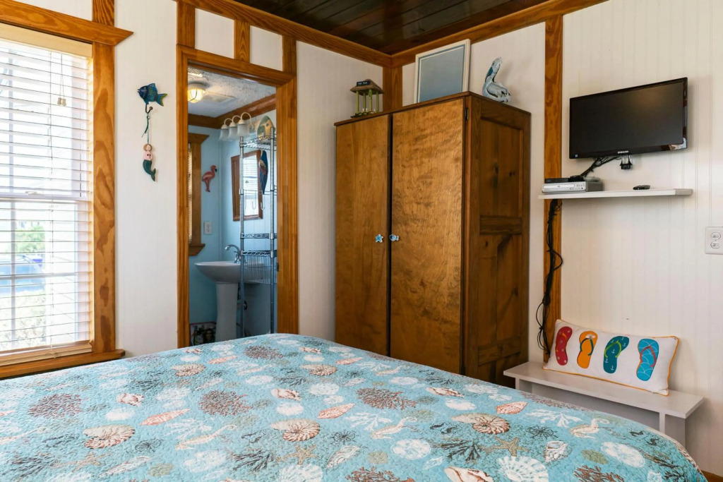 Ivy Cottage by Oak Island Accommodations