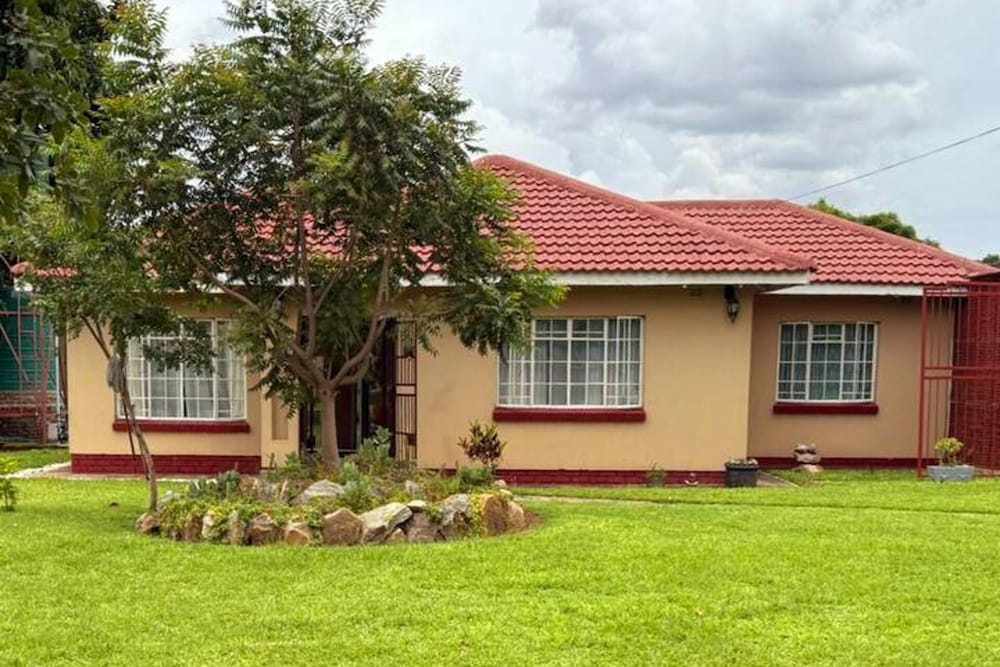 Cottage - Sleeps 4 - Pool - Near Airport
