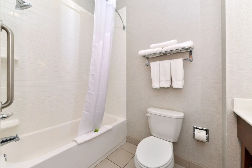 Holiday Inn Express & Suites Terre Haute by IHG