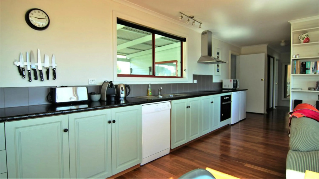 DOLPHIN LOOKOUT COTTAGE - amazing views of the Bay of Fires