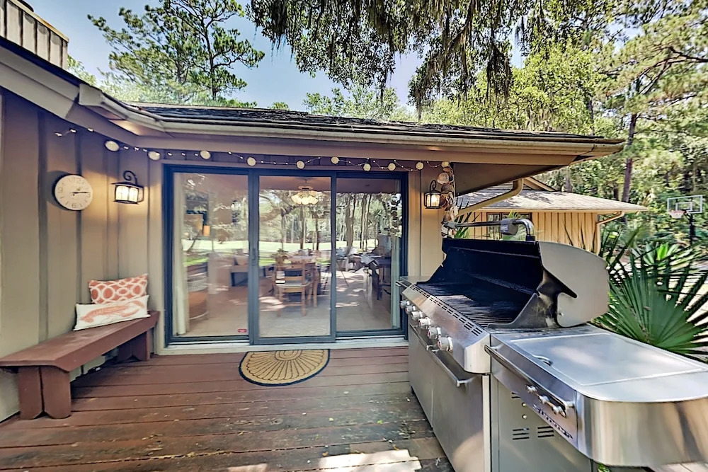 Five Oaks Coastal Cottage in Gated Seabrook Island home
