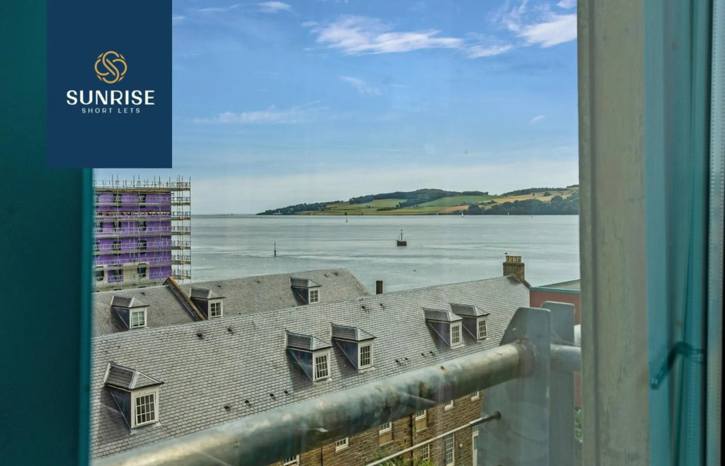 THE PENTHOUSE, Stunning Views, Foosball Table, Central Location, 3 Rooms, Sleeps 6, Ideal for Families, Tourists, Business Travellers