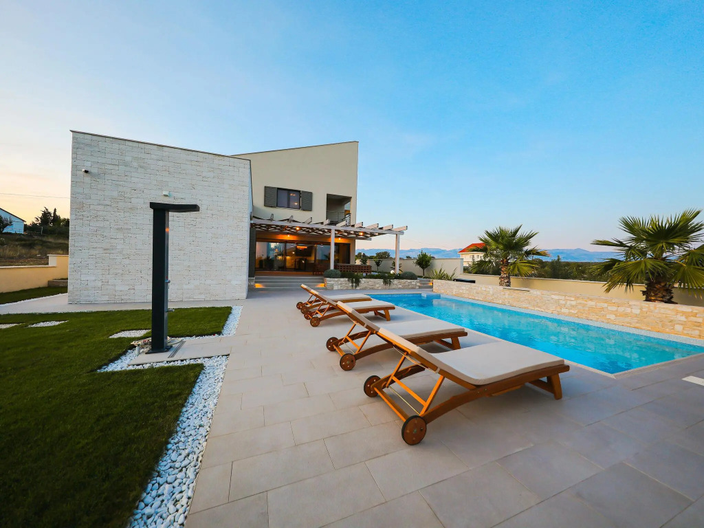 Splendid villa with private, heatable pool, big roofed terrace, outdoor kitchen