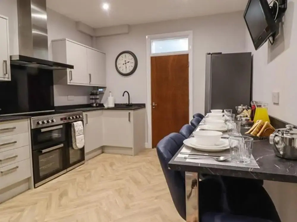 7-bed Beachside Retreat - Sleeps 14 & Pet Friendly