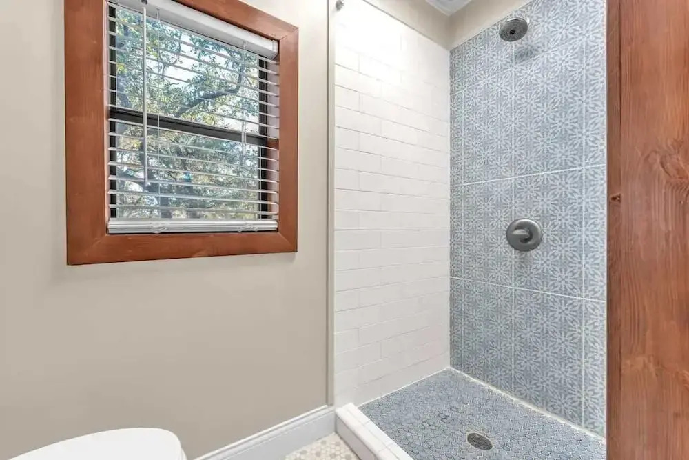 The Vines Retreat, Hot-tubs, Game Room, 10-mins to Downtown!