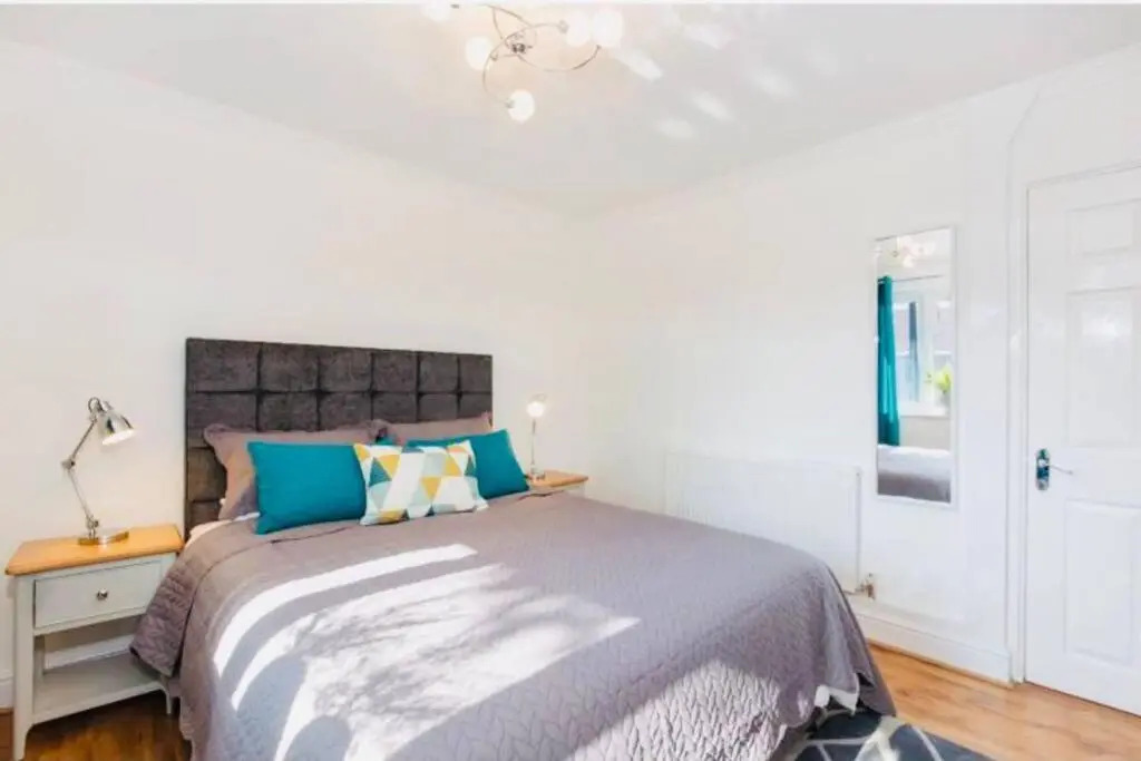 Lovely one bed apartment with free parking