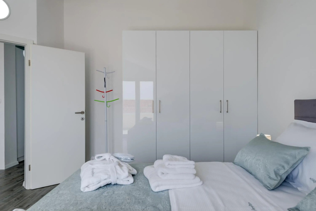 Spacious Modern Apartment Miljak - 1min to the beach