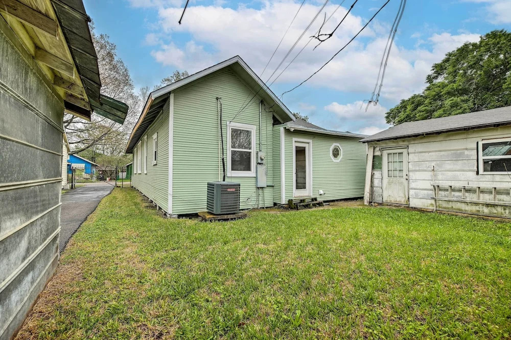 Pet-Friendly Home with Yard 3 Mi to Dtwn Houston!