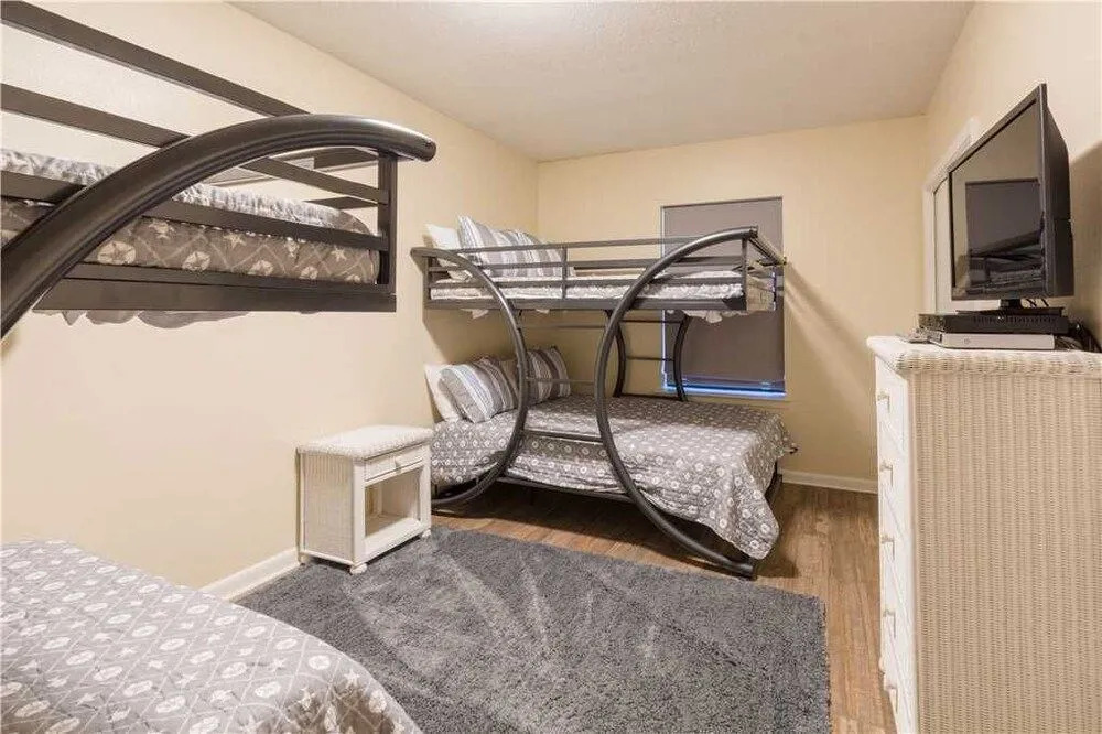 Phoenix X 604 - 3 Br condo by RedAwning