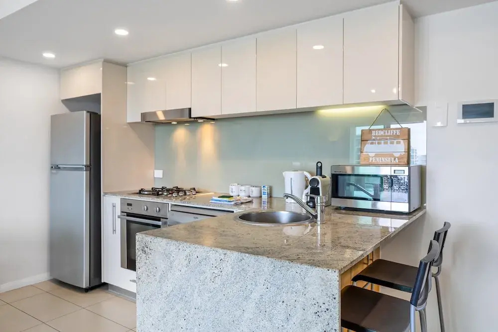 Feel The Sea Breeze: 1-bed With Pool, Gym & Views