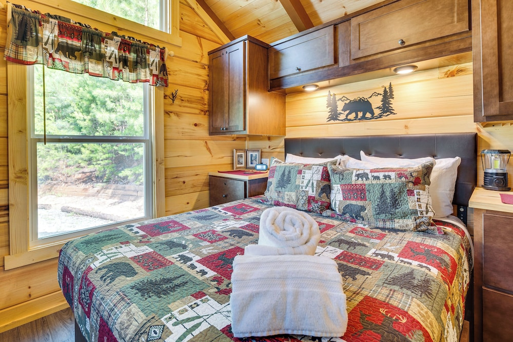 7 Mi to Lake Lure: Mill Spring Cabin w/ Hot Tub