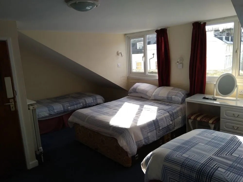 LAMPLIGHTER GUESTHOUSE